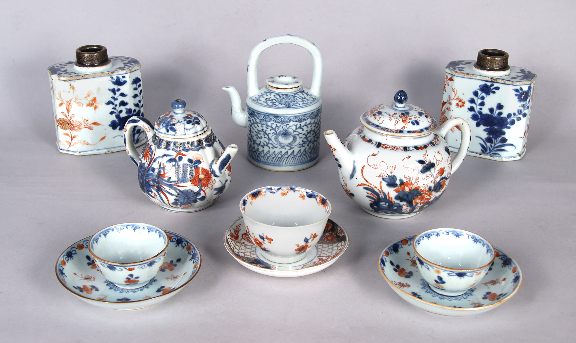  CONJUNTO FORMADO POR OCHO PIEZAS DE PORCELANA CHINA. 