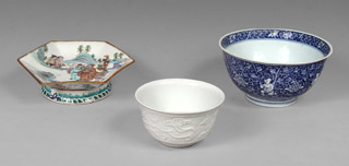 Lote 24: TRES PIEZAS DIFERENTES DE PORCELANA CHINA. TRES PIEZAS DIFERENTES DE PORCELANA CHINA.