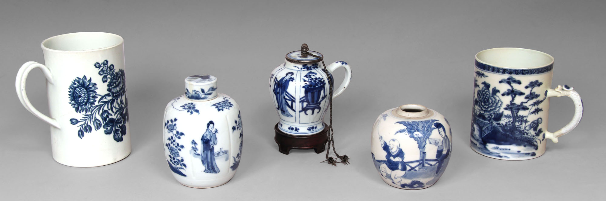 Lotes 199, 203, 198 y 195: 
																		ANTIGUO JARRO DE PORCELANA INGLESA DE WORCESTER.
																		TEA CADDY DE ANTIGUA PORCELANA CHINA CON TAPA.
																		PEQUEÑA JARRA CON ASAS DE PORCELANA CHINA ANTIGUA.
																		JARRO Y PEQUEÑO FLORERO DE PORCELANA CHINA ESMALTADA.