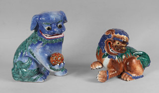 Lotes 225 y 223: 
																		FIGURA CHINA DE PORCELANA ESMALTADA.
																		PERRO DE FUEGO DE PORCELANA CHINA.