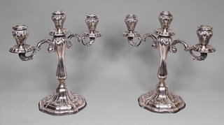 Lote 247: PAR DE CANDELABROS DE PLATA FRANCESA SELLADA. PAR DE CANDELABROS DE PLATA FRANCESA SELLADA.