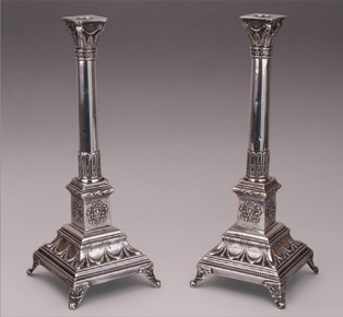 Lote 105: PAR DE CANDELEROS DE PLATA RUSA SELLADA. PAR DE CANDELEROS DE PLATA RUSA SELLADA.
