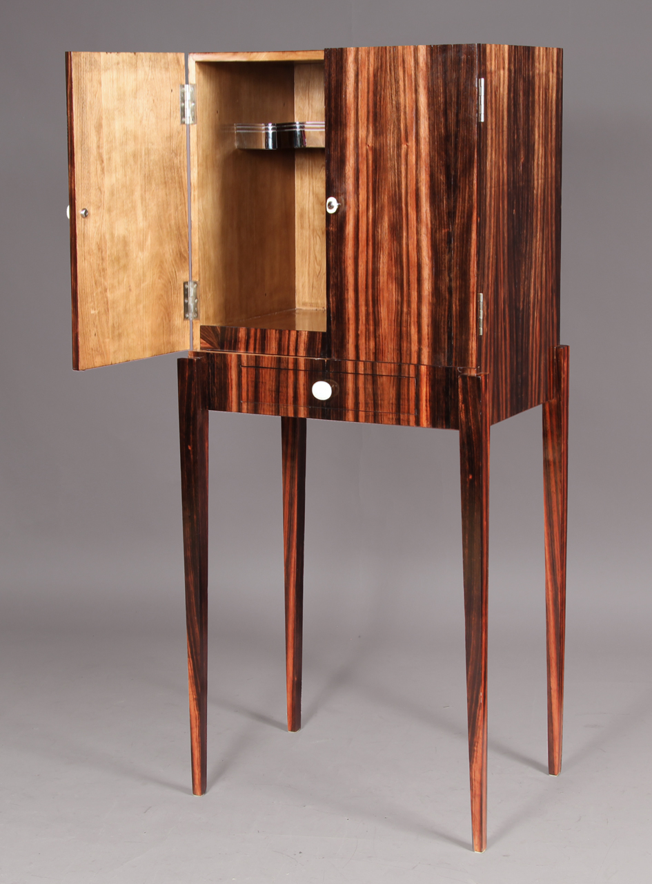  INTERESANTE MUEBLE BAR DE ESTILO ART DECO. 