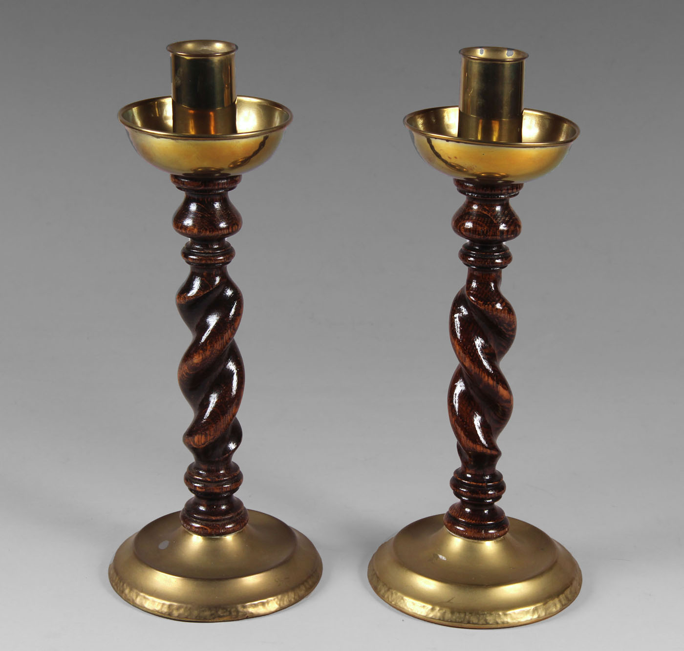  PAR DE CANDELEROS INGLESES DE MADERA Y BRONCE.