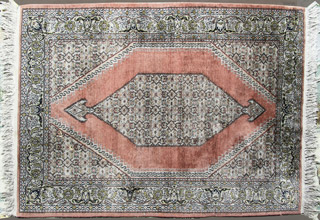 Lote 193: PEQUEÑA ALFOMBRA PAKISTANI TEJIDA A MANO. PEQUEÑA ALFOMBRA PAKISTANI TEJIDA A MANO.