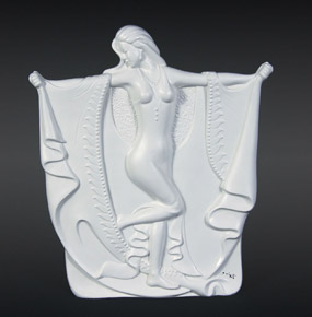 Lote 323: FIGURA ITALIANA DE PORCELANA BLANCA DISEÑO ART NOUVEAU.  FIGURA ITALIANA DE PORCELANA BLANCA DISEÑO ART NOUVEAU. 