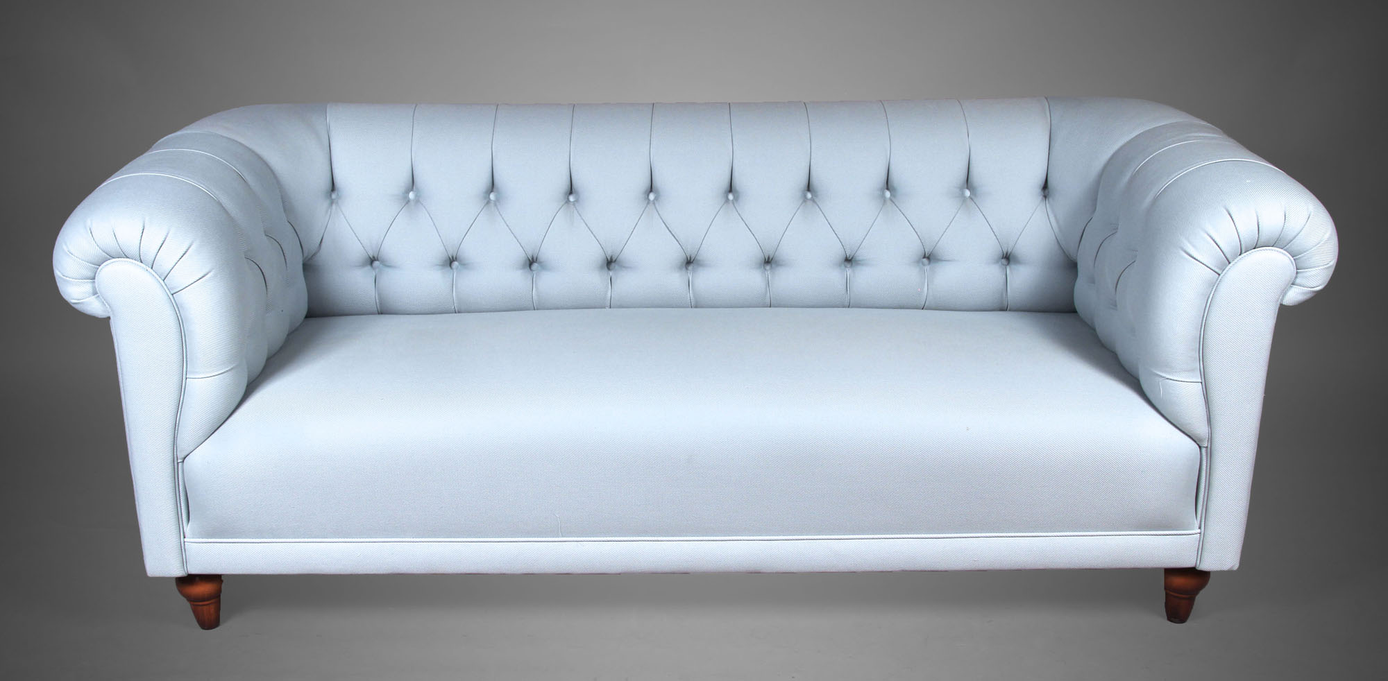 Lotes 122 y 123: 
																		SOFA CONFORTABLE PARA TRES CUERPOS. 
																		SOFA CONFORTABLE PARA TRES CUERPOS. 