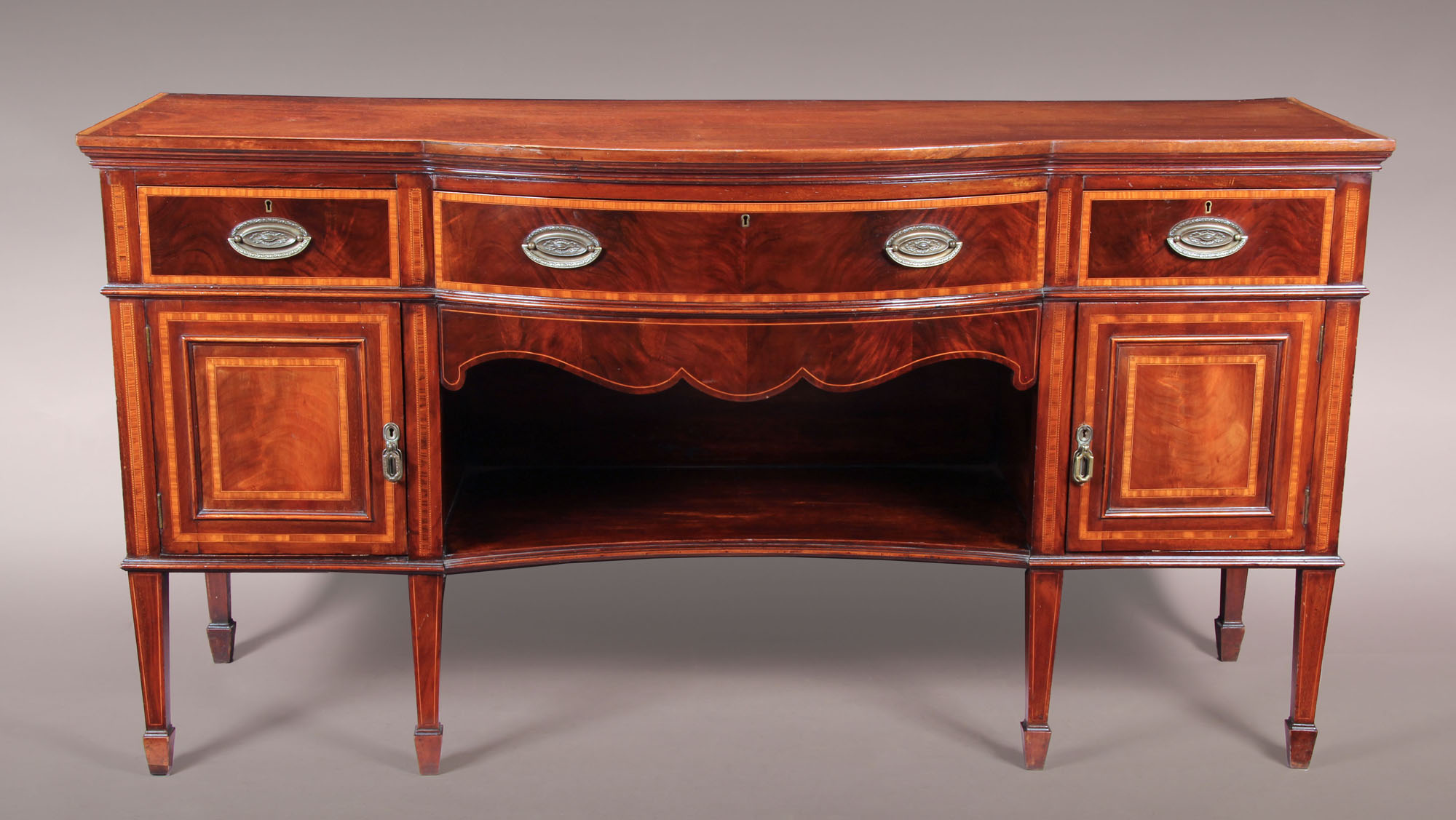  SIDEBOARD DE ESTILO INGLES EDUARDIANO. 