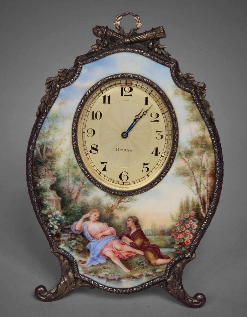  PEQUEÑO RELOJ FRANCES DE PORCELANA Y BRONCE. 