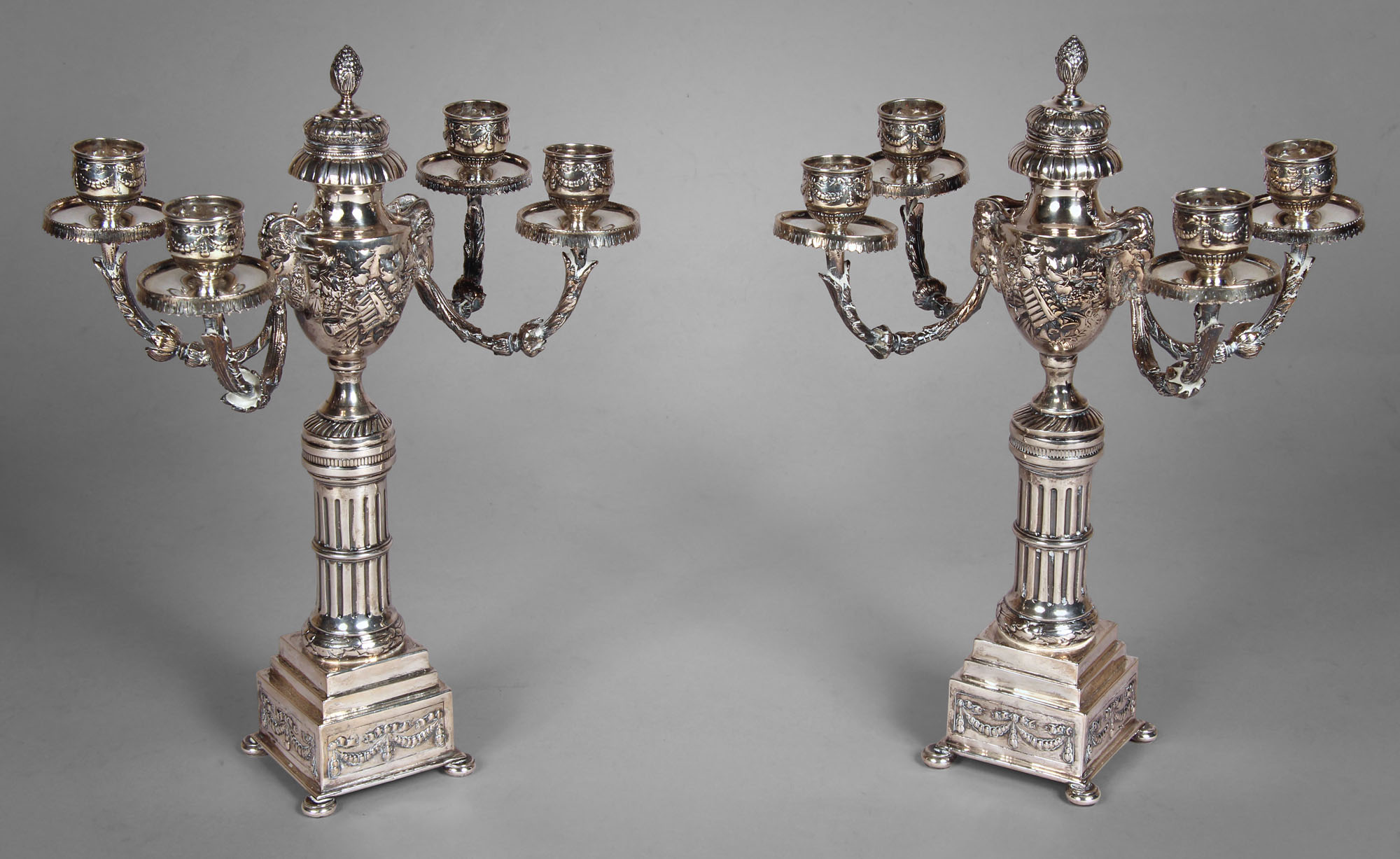  PAR DE PEQUEÑOS CANDELABROS DE PLATA 800 SELLADA. 