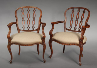 Lote 138: PAR DE SILLONES DE ESTILO FRANCES LUIS XV.  PAR DE SILLONES DE ESTILO FRANCES LUIS XV. 