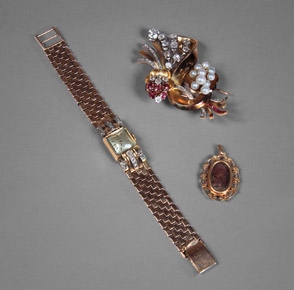 Lotes 174, 175 y 176: 
																		PEQUEÑO RELOJ PULSERA DE ORO PARA DAMA. 
																		BROCHE DE ORO Y BRILLANTES PARA DAMA. 
																		MEDALLA PORTA RELICARIO FRANCESA DE ORO. 