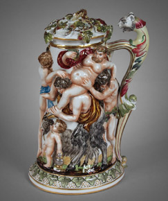 Lote 197: TANKARD DE PORCELANA NAPOLITANA CAPODIMONTE CON TAPA.  TANKARD DE PORCELANA NAPOLITANA CAPODIMONTE CON TAPA. 