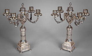 Lote 204: PAR DE PEQUEÑOS CANDELABROS DE PLATA 800 SELLADA.  PAR DE PEQUEÑOS CANDELABROS DE PLATA 800 SELLADA. 