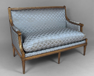 Lote 86: PEQUEÑO SOFA FRANCES DE ESTILO LUIS XVI.  PEQUEÑO SOFA FRANCES DE ESTILO LUIS XVI. 