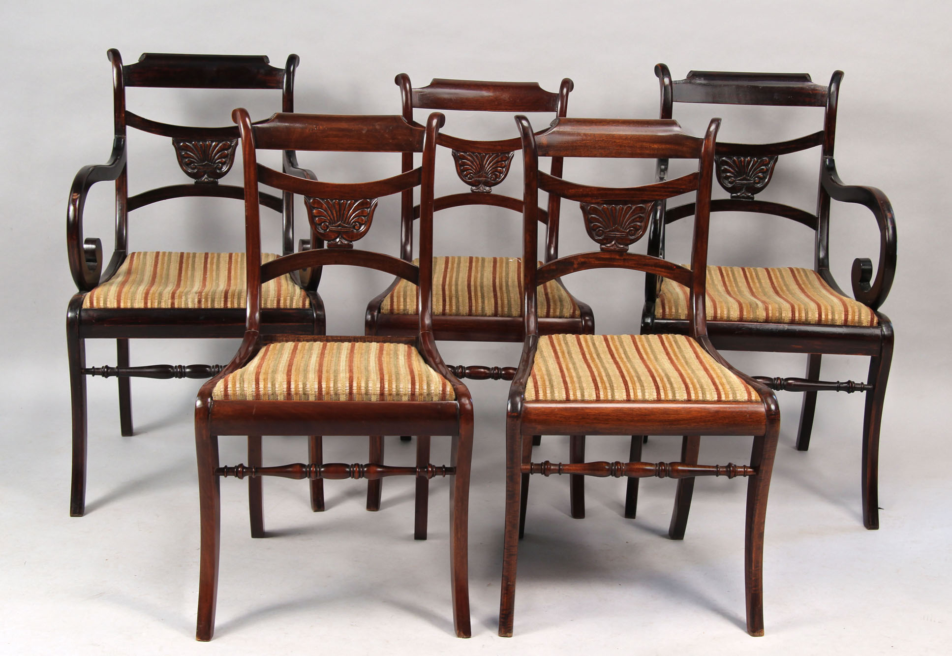  DOS SILLONES Y OCHO SILLAS DE ESTILO INGLES PARA COMEDOR. 