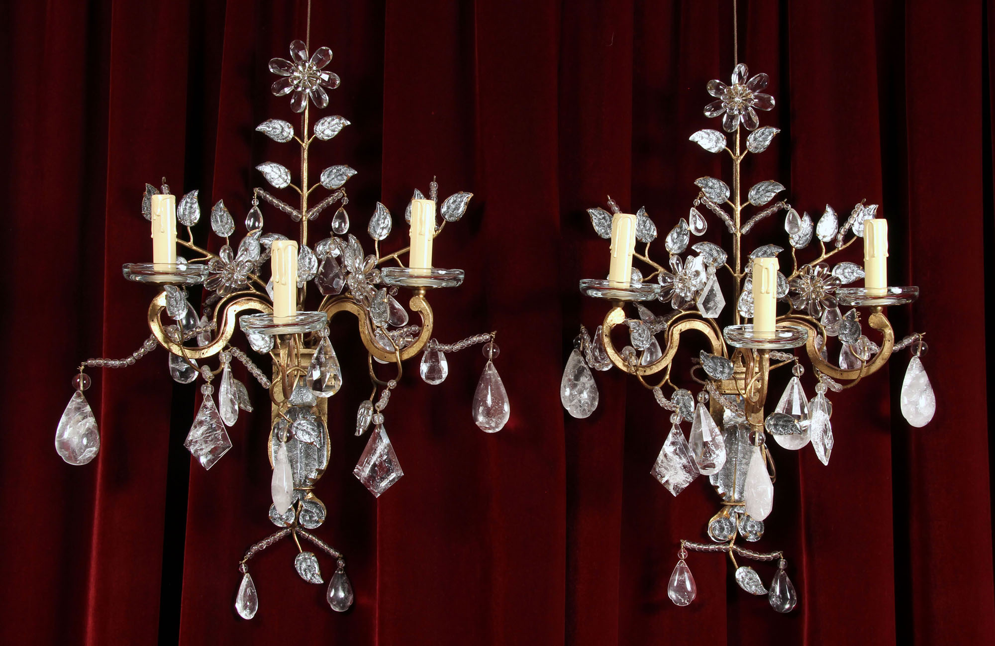  PAR DE APPLIQUES CON ARMAZONES DE BRONCE DORADO. 
