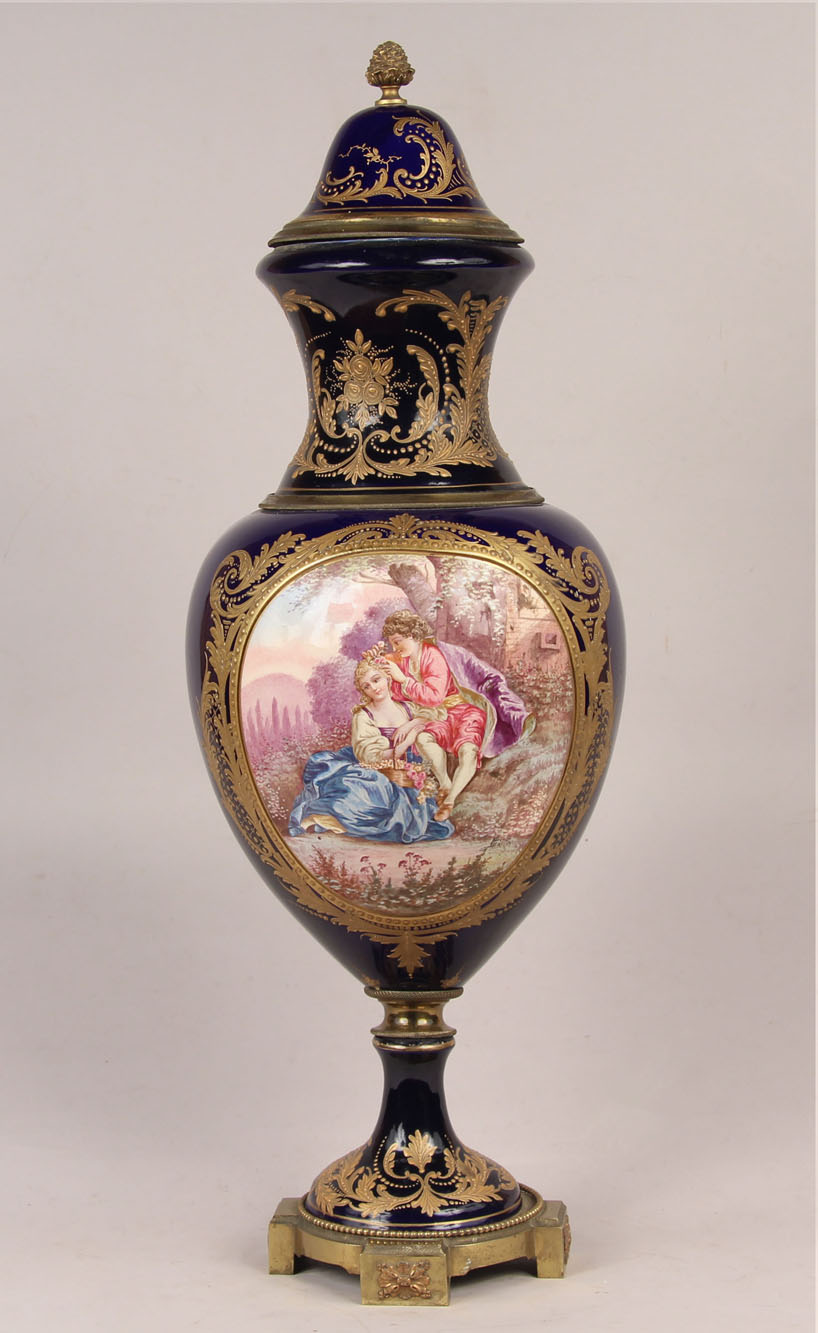 POTICHE FRANCES DE PORCELANA CON TAPA. POTICHE FRANCES DE PORCELANA CON TAPA.