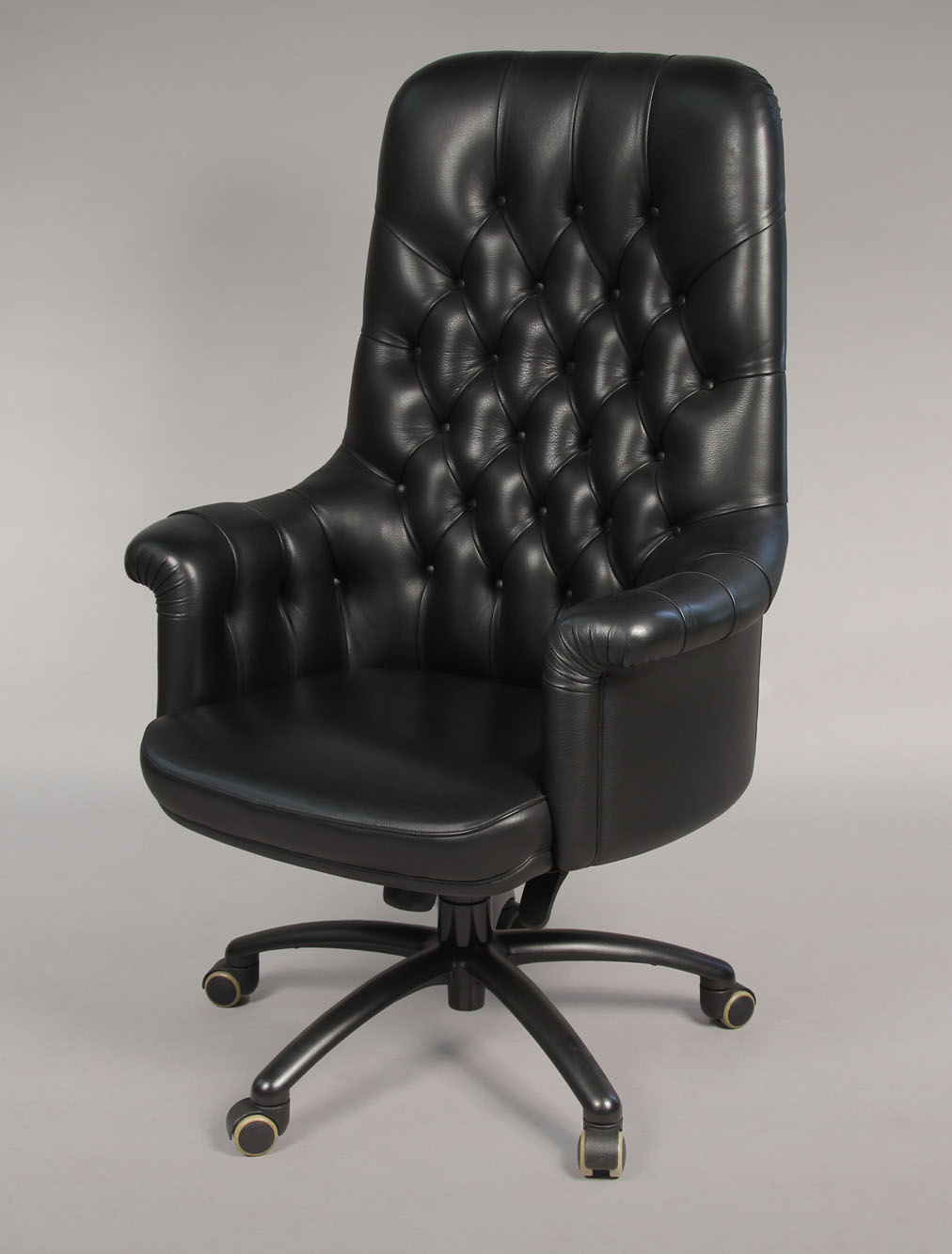  SILLON ITALIANO DE CUERO NEGRO PARA OFICINA. 