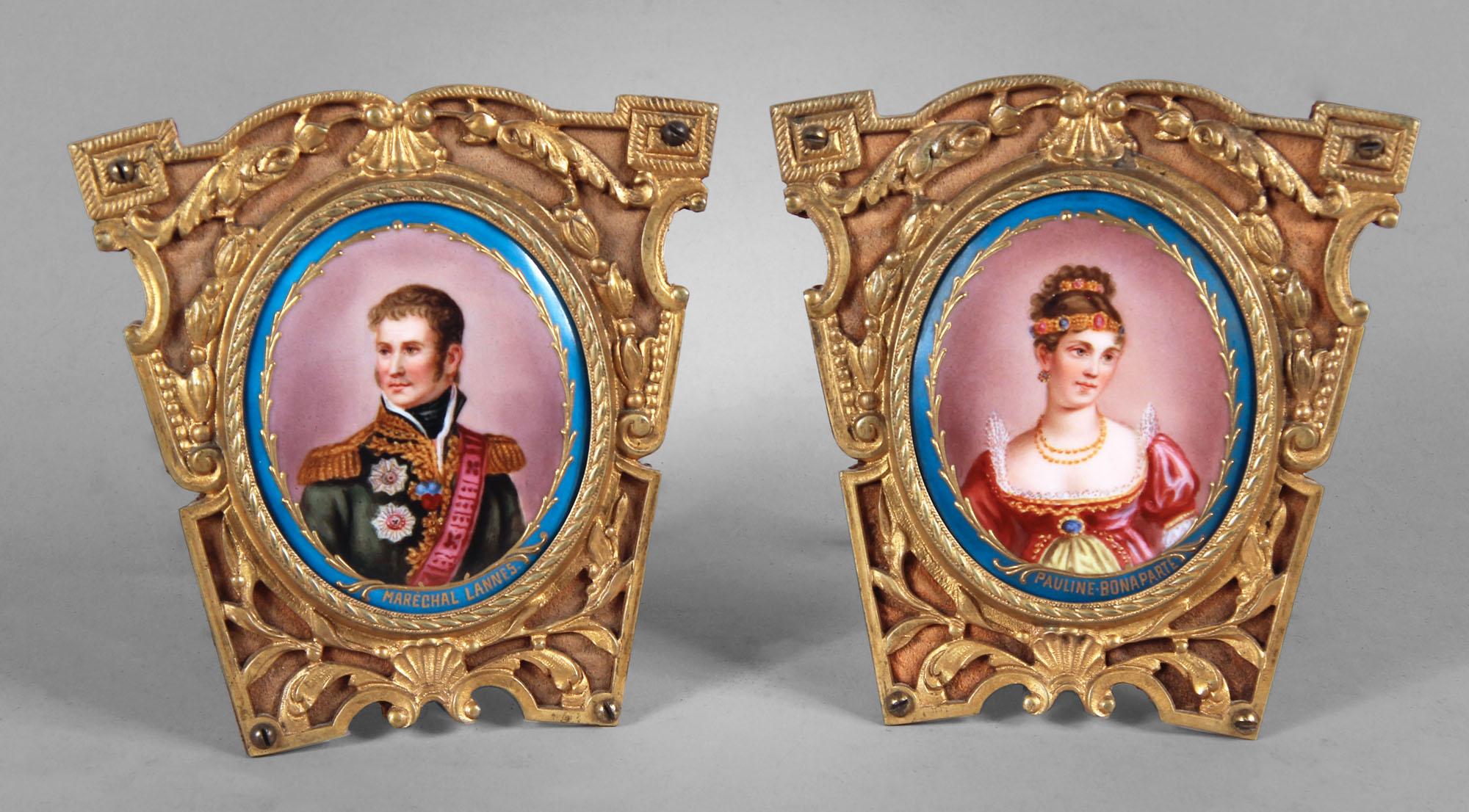 PAR DE MINIATURAS FRANCESAS SOBRE PORCELANA. PAR DE MINIATURAS FRANCESAS SOBRE PORCELANA.