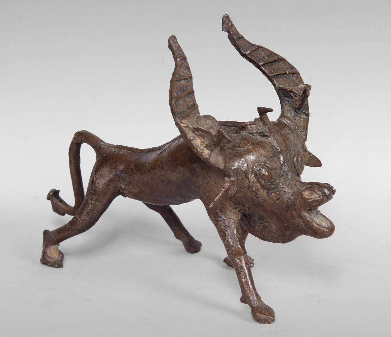 FIGURA AFRICANA DE BRONCE PATINADO. FIGURA AFRICANA DE BRONCE PATINADO.