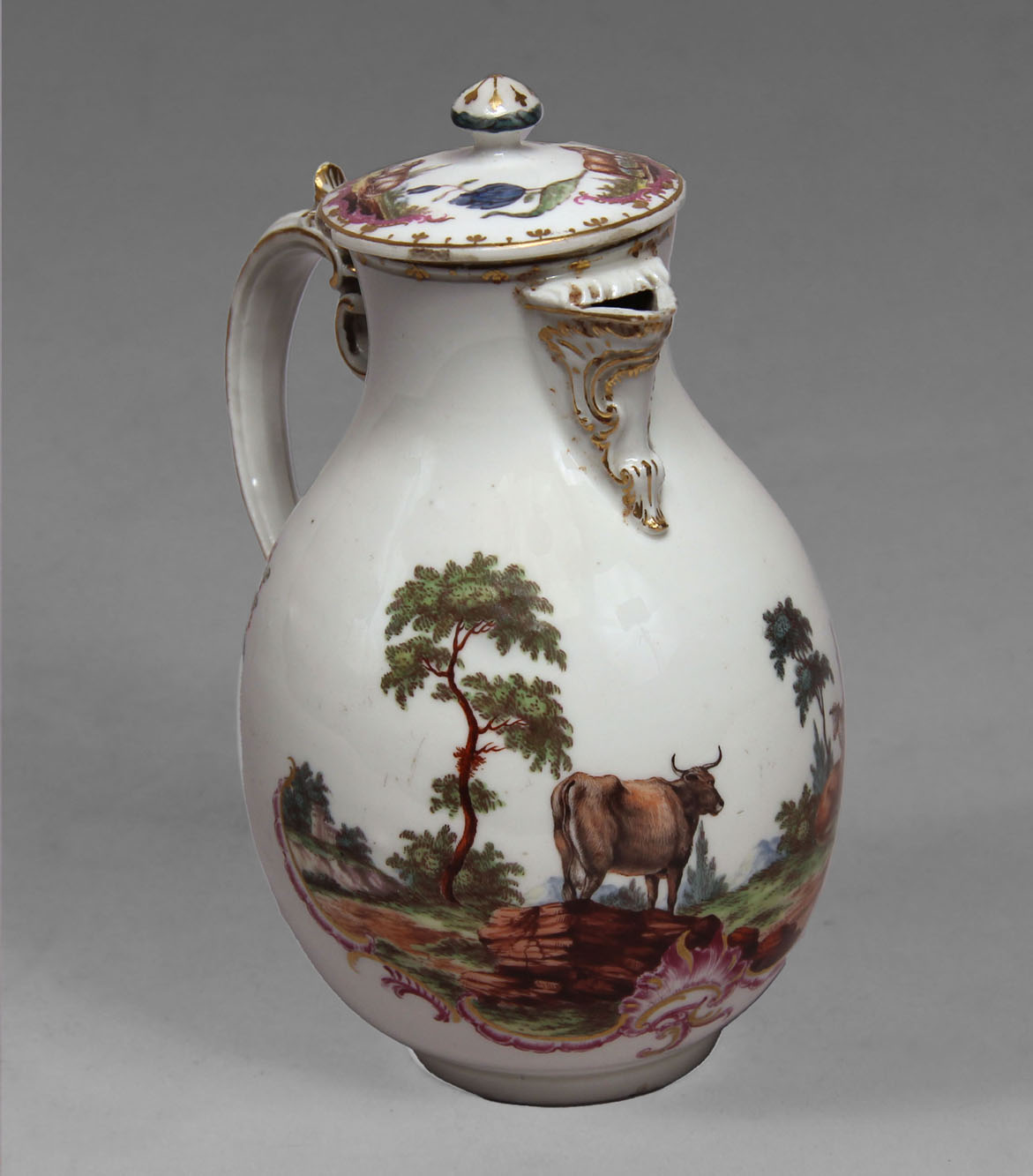 ANTIGUA JARRA DE PORCELANA ALEMANA DE LUDWIGSBURG CON TAPA. ANTIGUA JARRA DE PORCELANA ALEMANA DE LUDWIGSBURG CON TAPA.