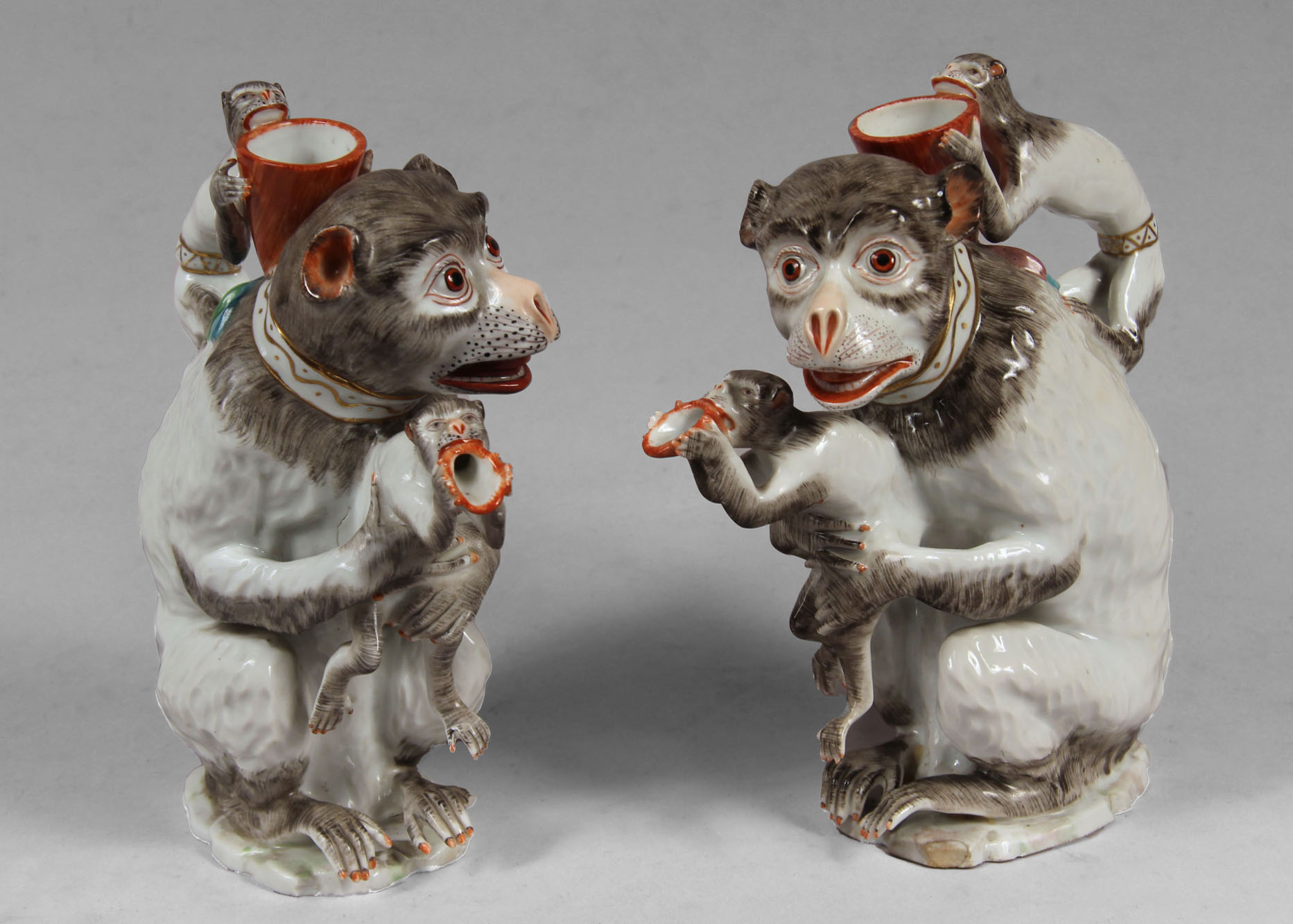 DOS GRUPOS DE MONOS DE PORCELANA ALEMANA DE NYMPHEMBURG. DOS GRUPOS DE MONOS DE PORCELANA ALEMANA DE NYMPHEMBURG.