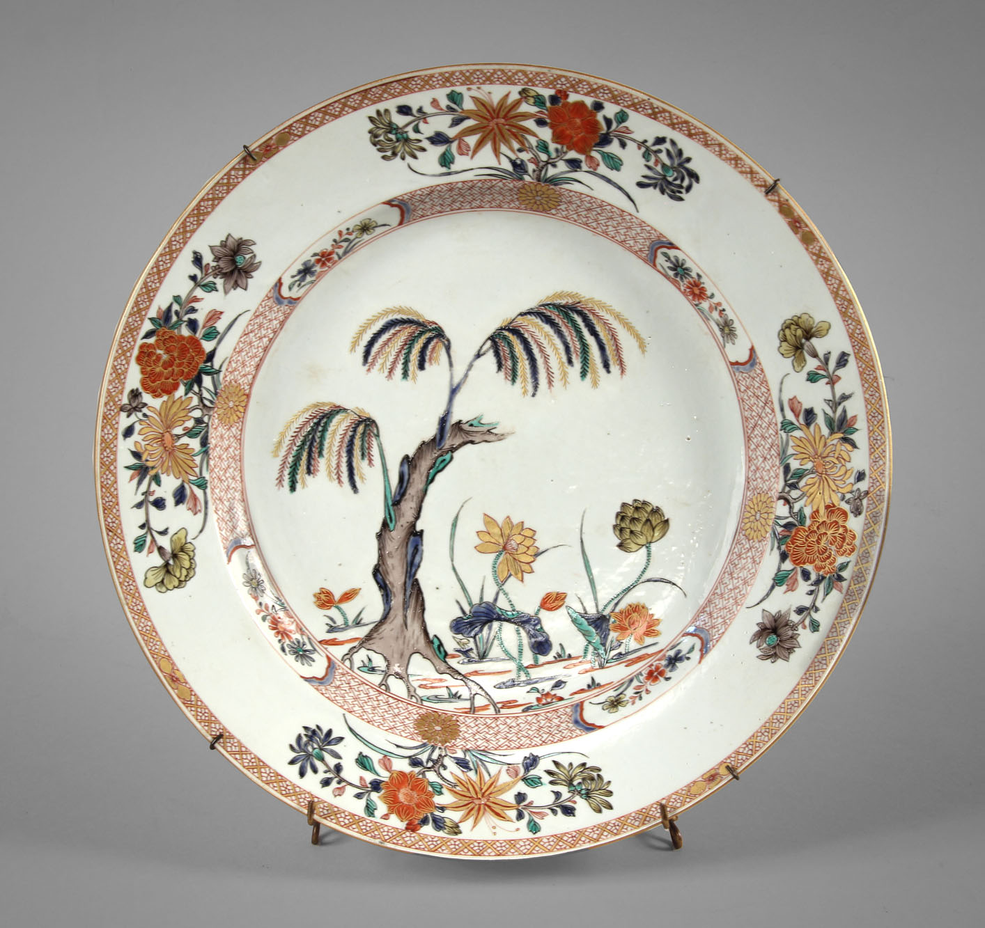 GRAN PLATO DE PORCELANA JAPONESA KAKIEMON. GRAN PLATO DE PORCELANA JAPONESA KAKIEMON.