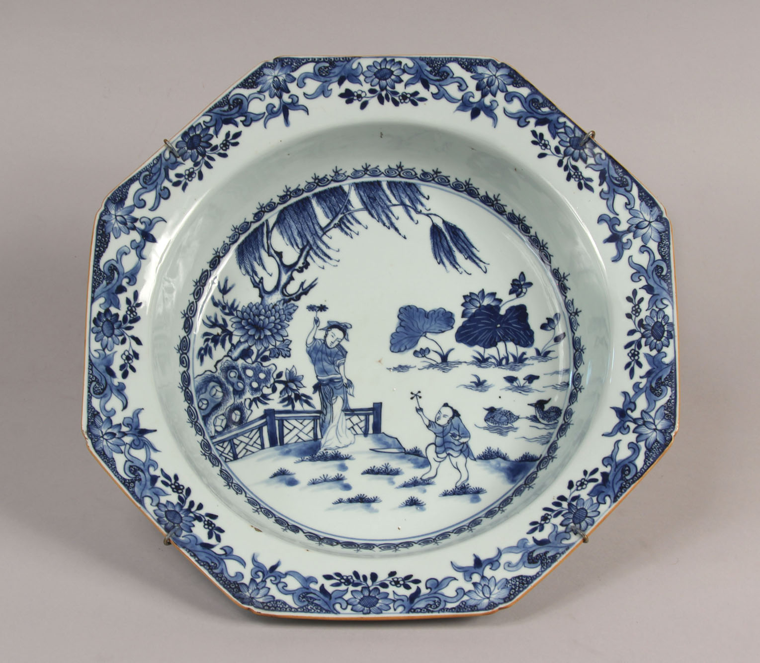 GRAN CENTRO DE PORCELANA CHINA SIGLO XIX. GRAN CENTRO DE PORCELANA CHINA SIGLO XIX.