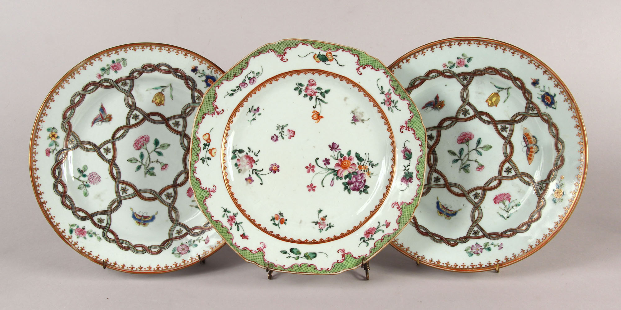 TRES ANTIGUOS PLATOS DE PORCELANA CHINA COMPAÑIA DE INDIAS. TRES ANTIGUOS PLATOS DE PORCELANA CHINA COMPAÑIA DE INDIAS.