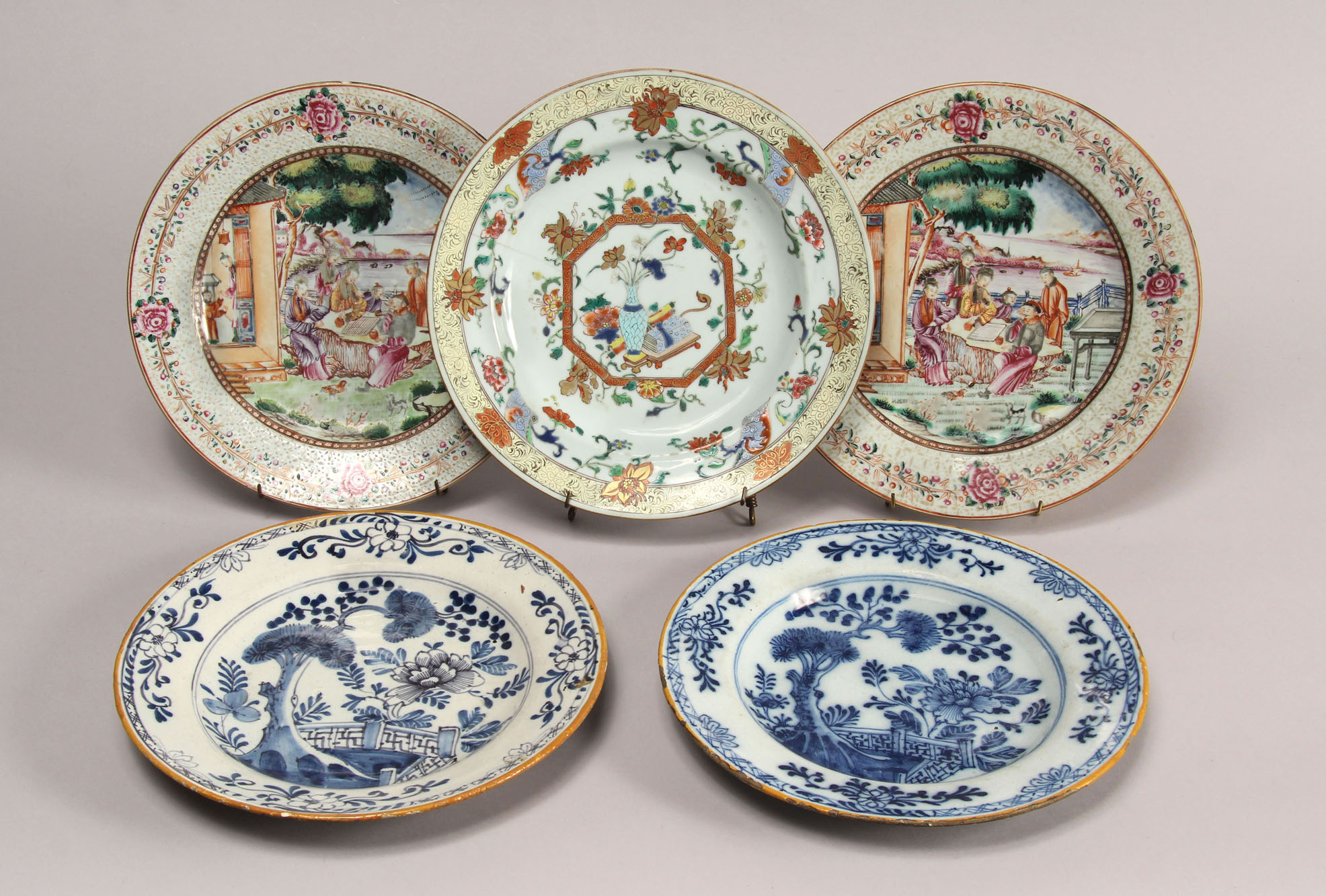 CINCO ANTIGUOS PLATOS DE PORCELANA CHINA. CINCO ANTIGUOS PLATOS DE PORCELANA CHINA.
