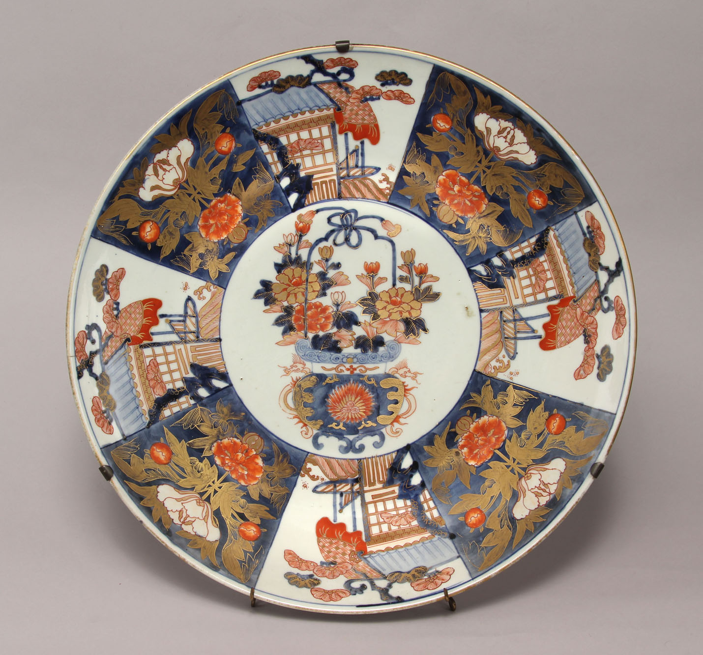 GRAN PLATO DE PORCELANA JAPONESA DE ARITA. GRAN PLATO DE PORCELANA JAPONESA DE ARITA.