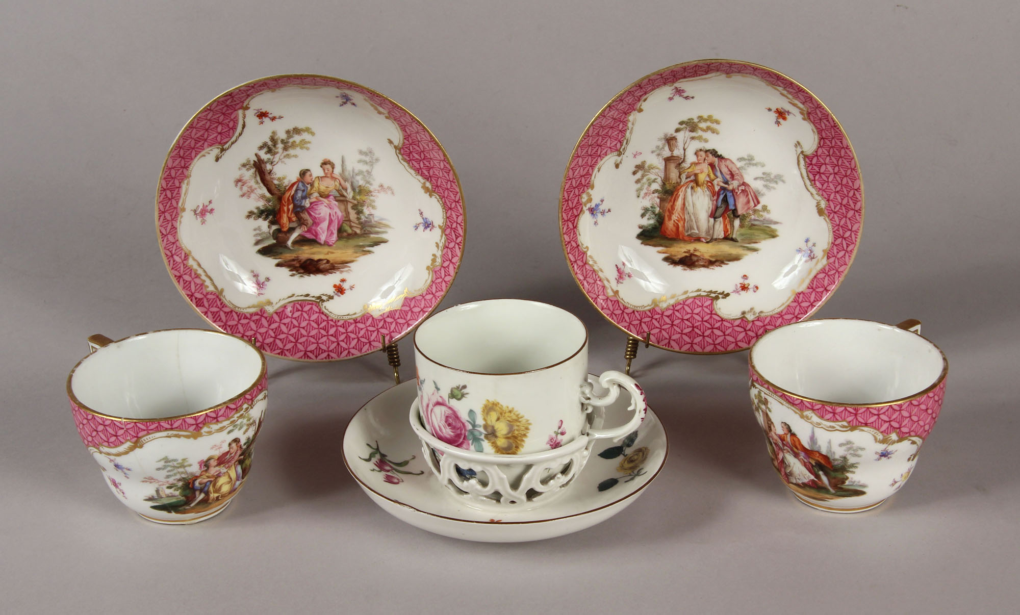  TRES ANTIGUAS TAZAS DE PORCELANA ALEMANA DE MEISSEN.