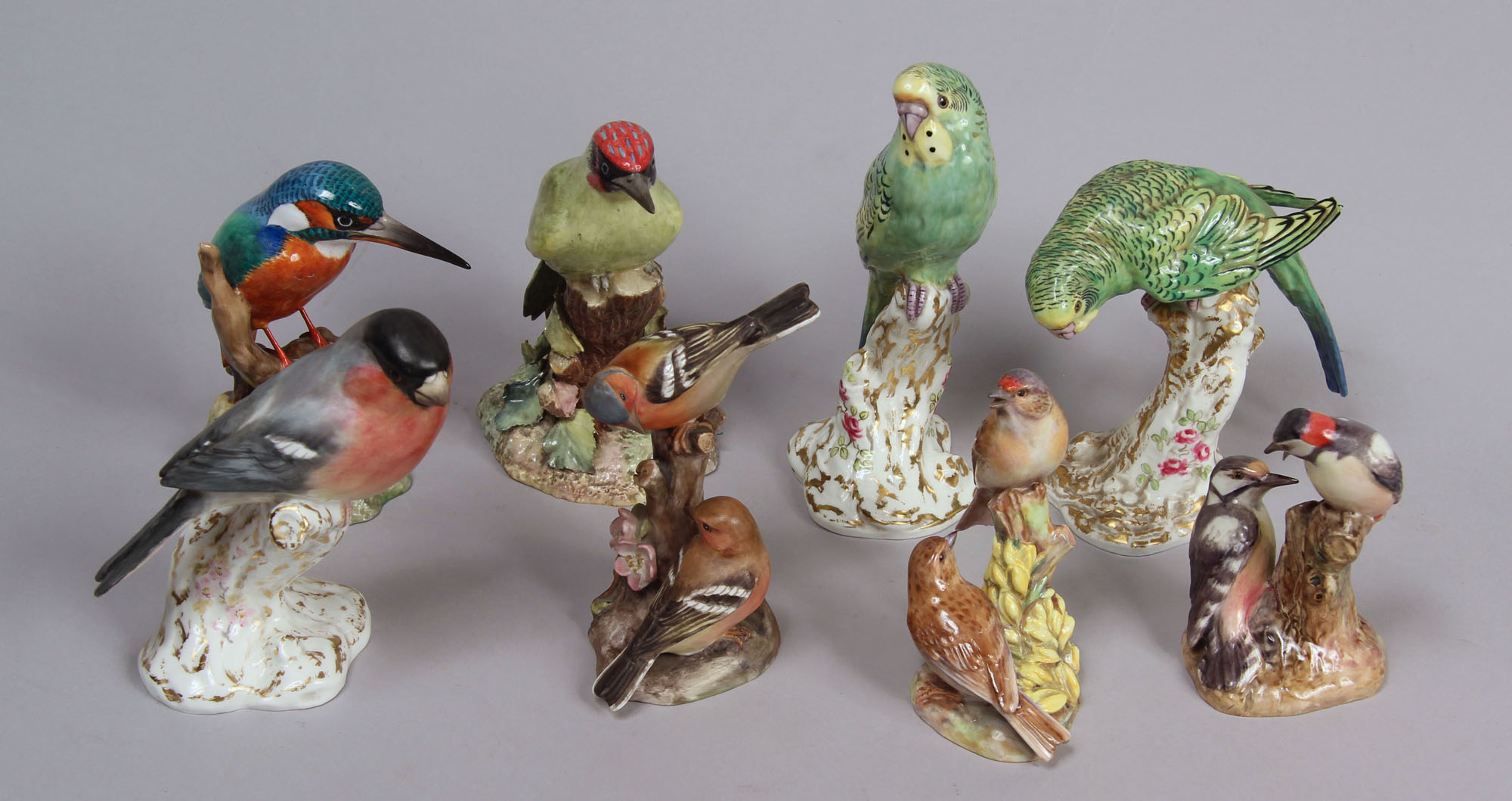 CONJUNTO DE OCHO AVES DE PORCELANA INGLESA ESMALTADA. CONJUNTO DE OCHO AVES DE PORCELANA INGLESA ESMALTADA.