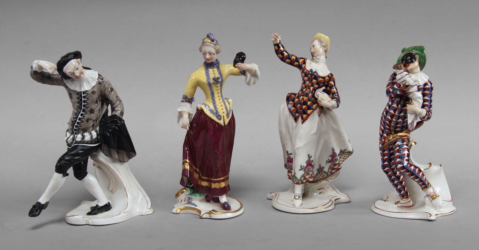  CUATRO FIGURAS DE PORCELANA ALEMANA DE NYMPHENBURG.
