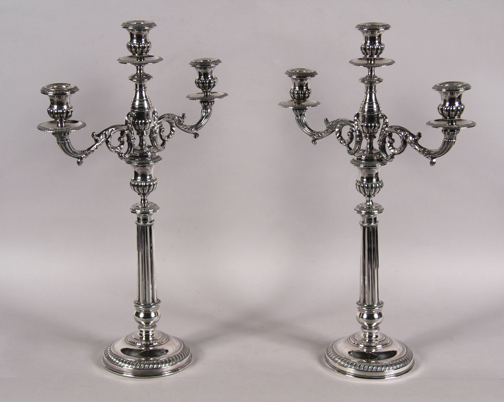 PAR DE CANDELABROS DE PLATA FRANCESA SELLADA. PAR DE CANDELABROS DE PLATA FRANCESA SELLADA.