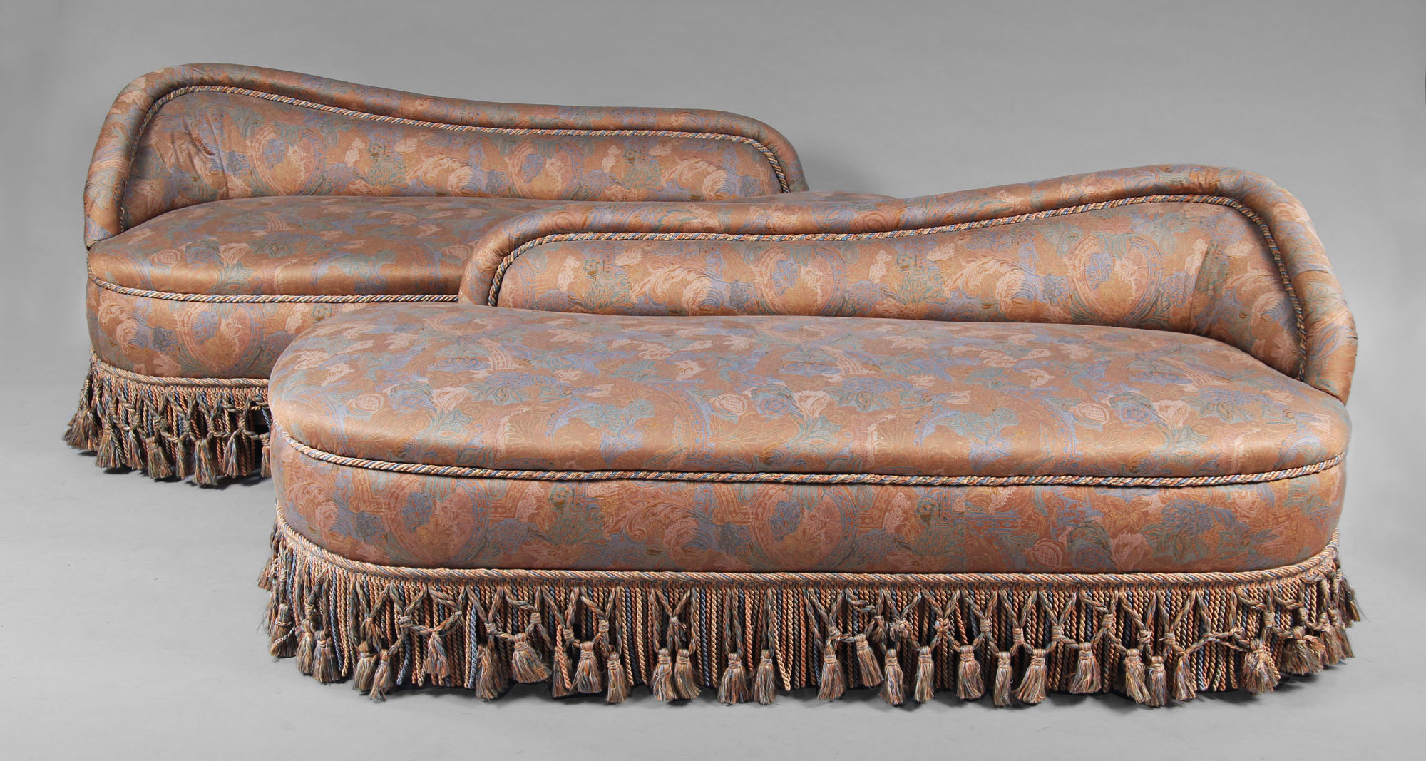  PAR DE 'CHAISES LONGUES' TOTALMENTE TAPIZADAS.