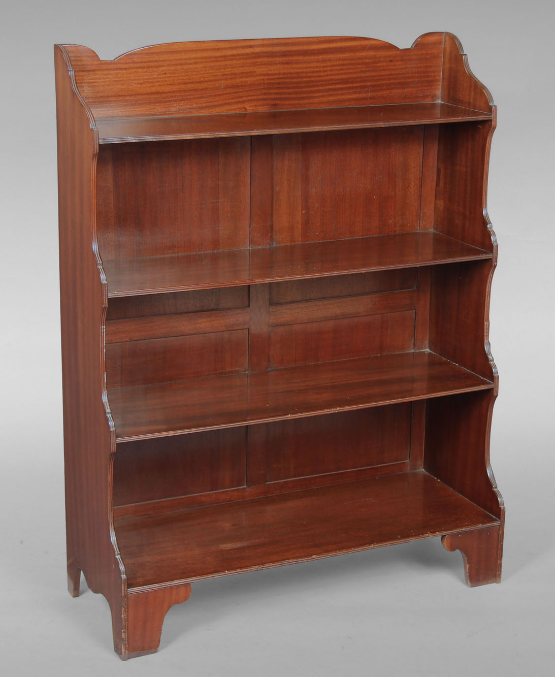  MUEBLE BIBLIOTECA INGLES DE FRENTE ABIERTO.
