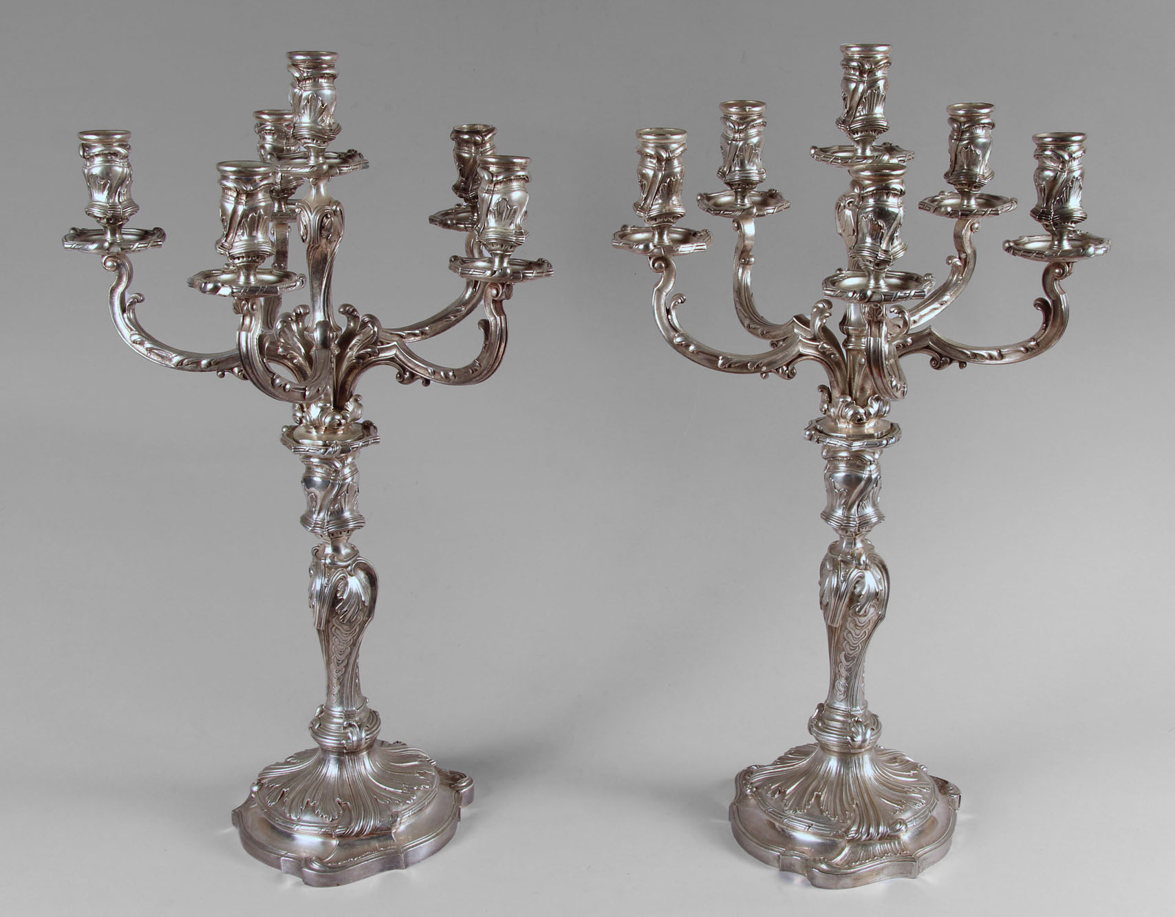 PAR DE CANDELABROS FRANCESES DE METAL CHRISTOFLE. PAR DE CANDELABROS FRANCESES DE METAL CHRISTOFLE.