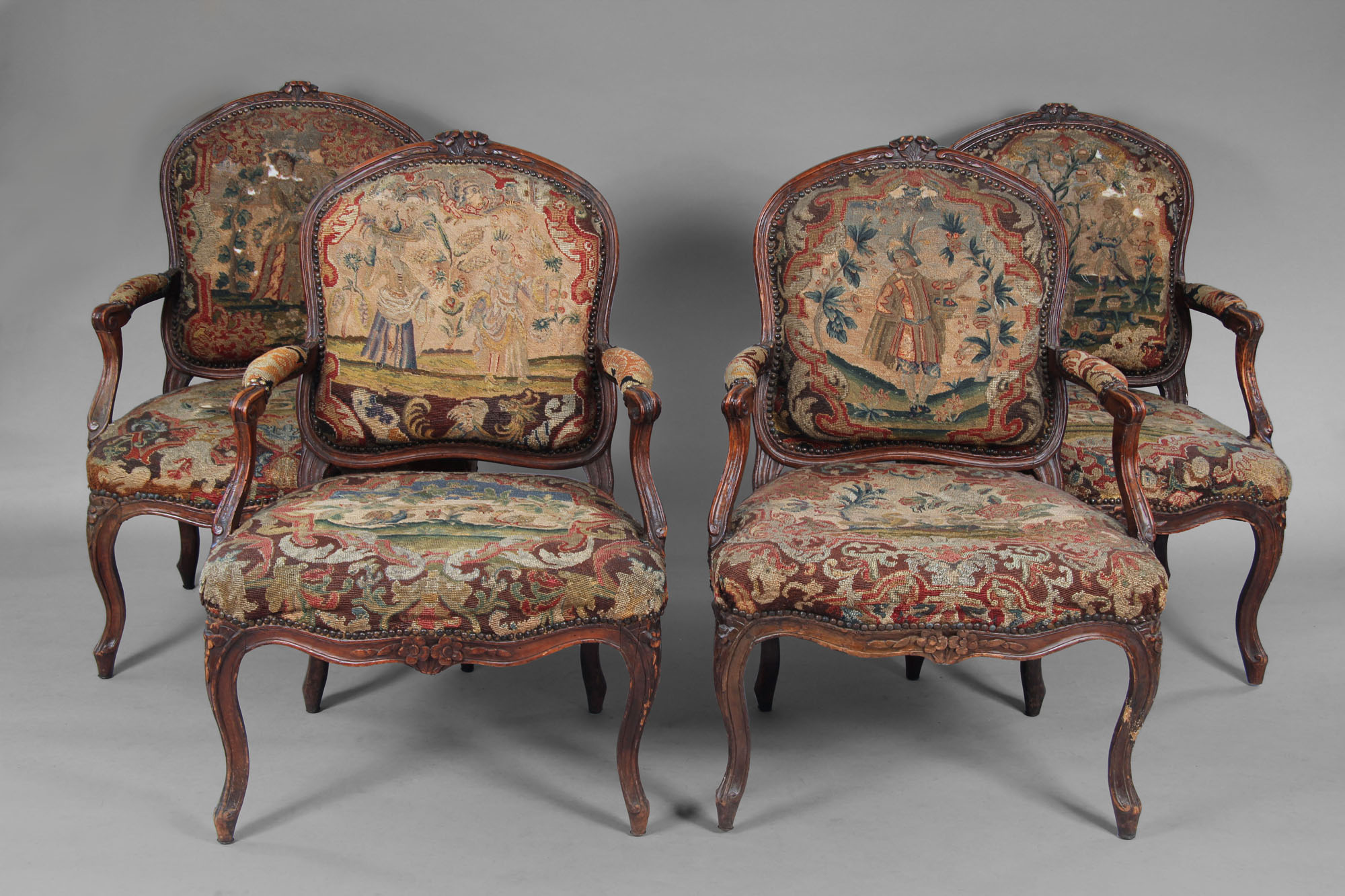  CUATRO ANTIGUOS SILLONES FRANCESES DE EPOCA LUIS XV. 