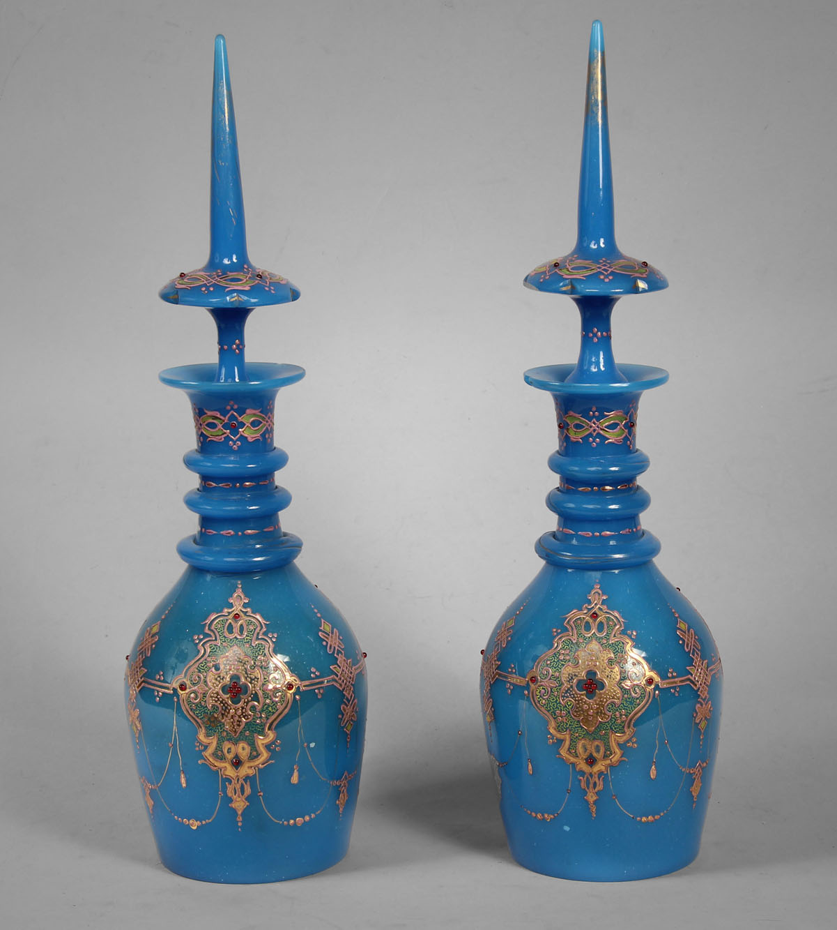 PAR DE ANTIGUOS BOTELLONES DE OPALINA AZUL CON SUS TAPONES. PAR DE ANTIGUOS BOTELLONES DE OPALINA AZUL CON SUS TAPONES.