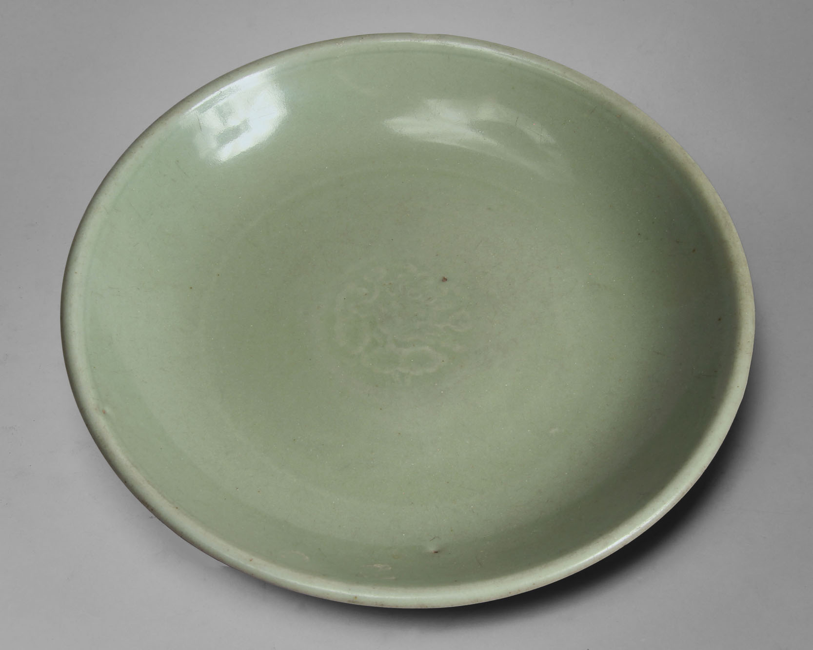 ANTIGUO PLATO HONDO CHINO DE PORCELANA CELADON. ANTIGUO PLATO HONDO CHINO DE PORCELANA CELADON.