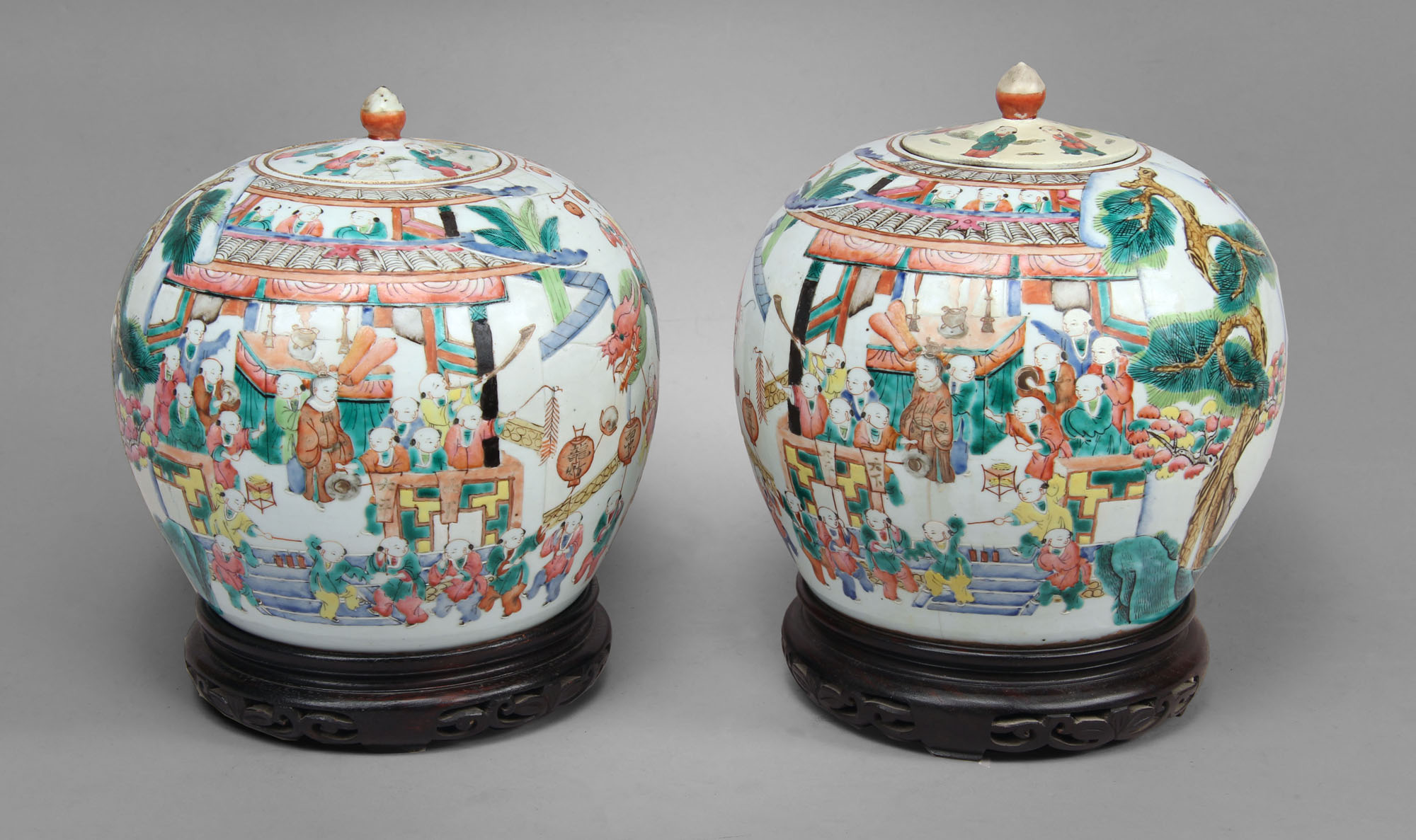 PAR DE ANTIGUOS POTICHES CHINOS DE PORCELANA CON TAPA. PAR DE ANTIGUOS POTICHES CHINOS DE PORCELANA CON TAPA.