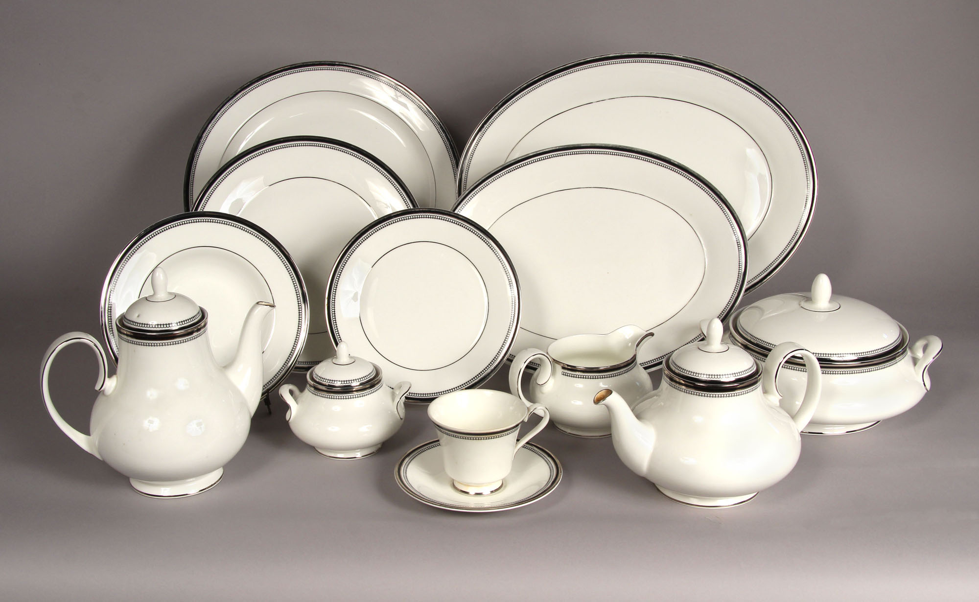 JUEGO DE PORCELANA INGLESA ROYAL DOULTON PARA MESA. JUEGO DE PORCELANA INGLESA ROYAL DOULTON PARA MESA.