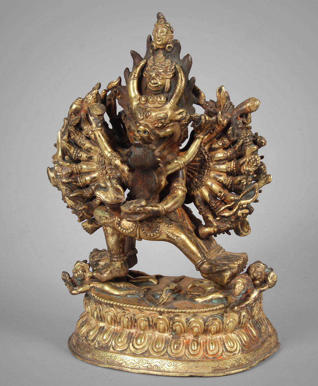 ANTIGUA FIGURA TIBETANA MAHAKALA DE BRONCE DORADO. ANTIGUA FIGURA TIBETANA MAHAKALA DE BRONCE DORADO.