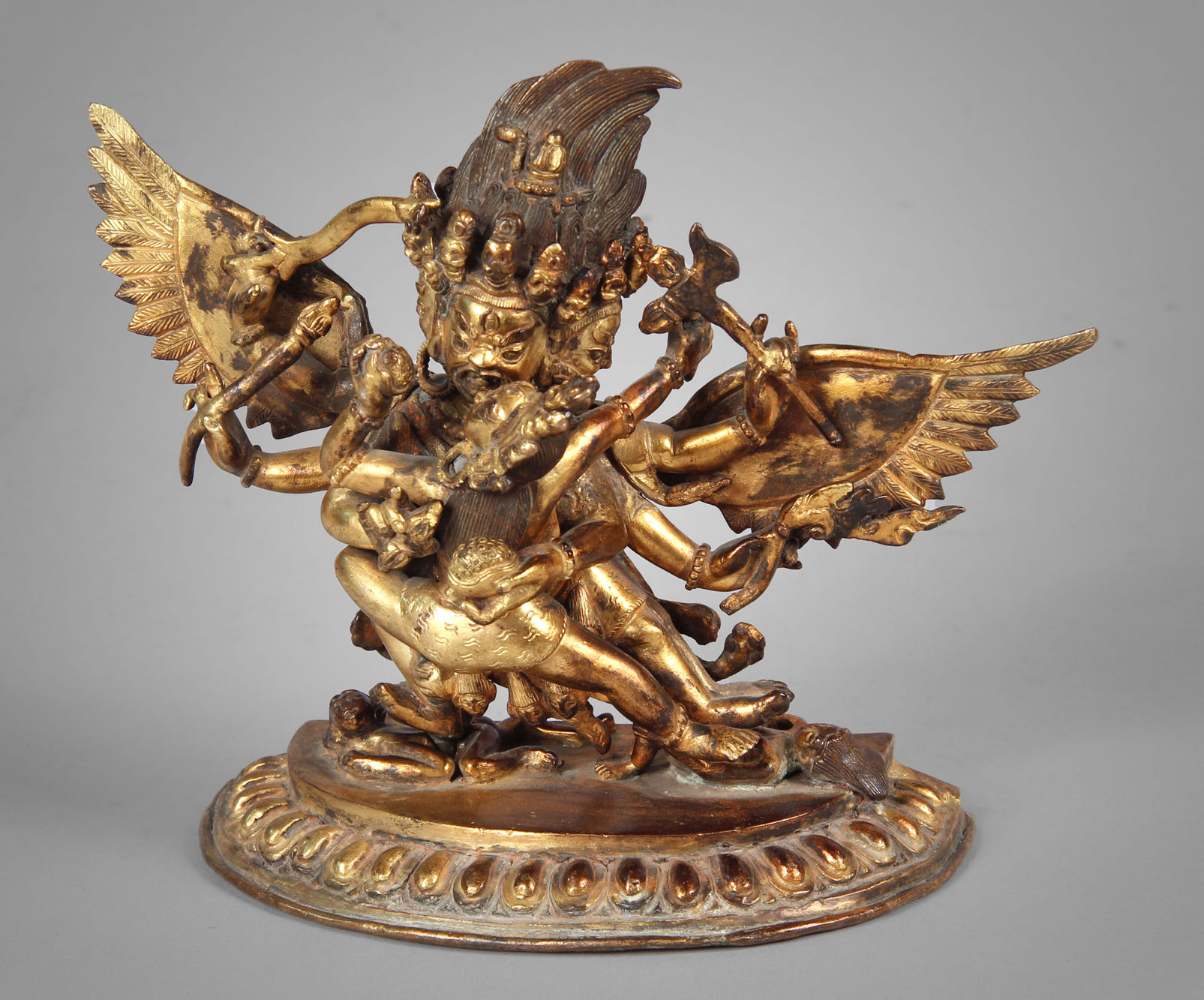 ANTIGUA FIGURA TIBETANA MAHAKALA DE BRONCE DORADO. ANTIGUA FIGURA TIBETANA MAHAKALA DE BRONCE DORADO.