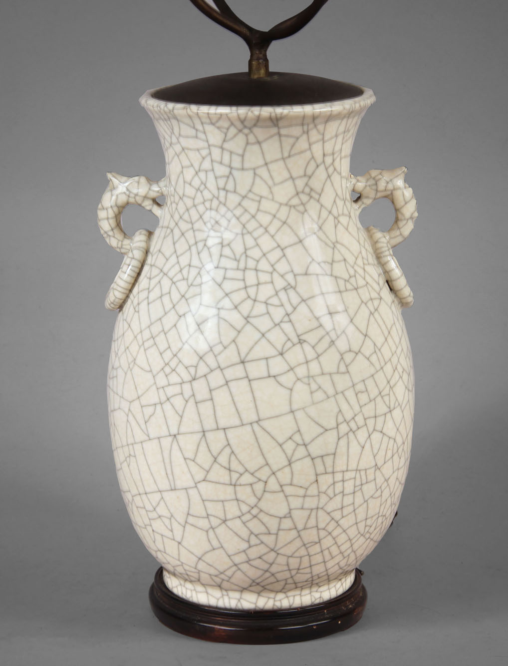  LAMPARA CON VASO DE CERAMICA CRAQUELADA.