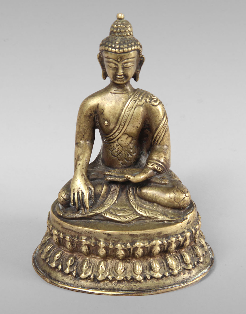 PEQUEÑA FIGURA CHINA 'BHUDA' DE BRONCE CINCELADO. PEQUEÑA FIGURA CHINA 'BHUDA' DE BRONCE CINCELADO.