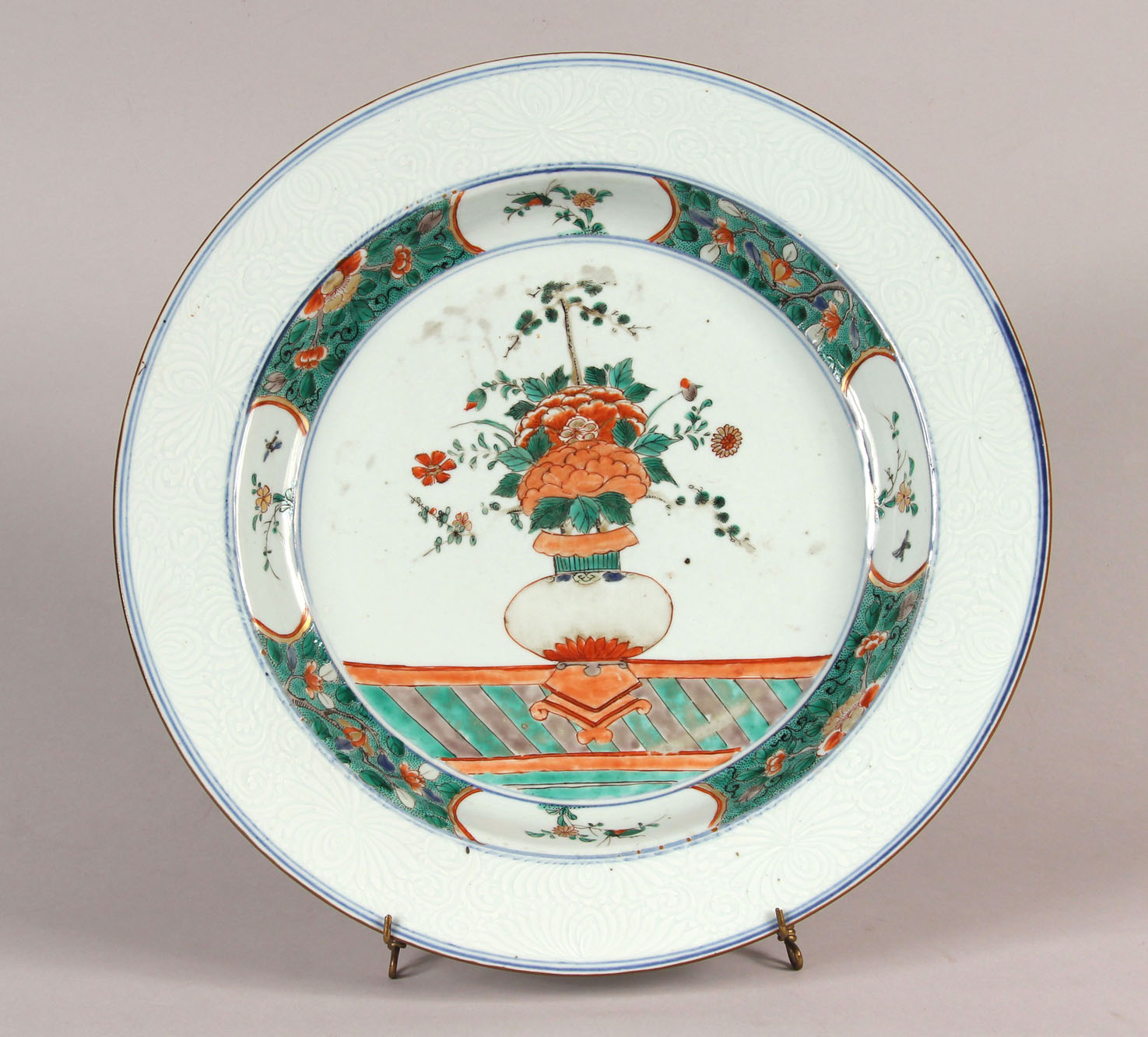 ANTIGUA FUENTE DE PORCELANA CHINA FAMILLE VERT. ANTIGUA FUENTE DE PORCELANA CHINA FAMILLE VERT.