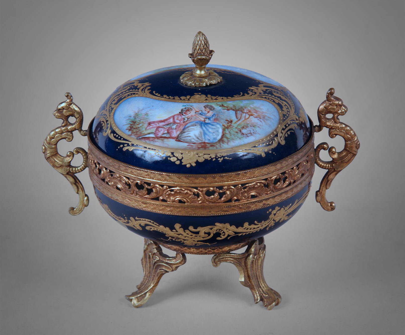  BOMBONERA DE PORCELANA FRANCESA DE SEVRES CON TAPA.